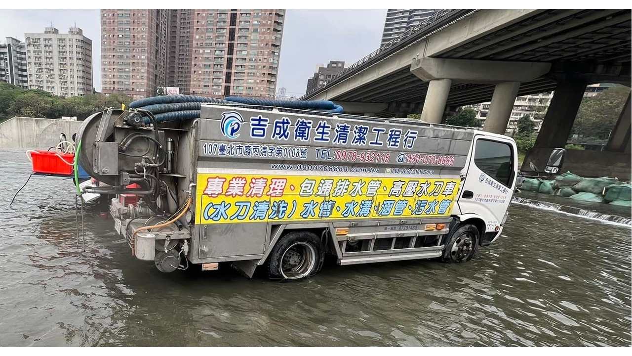 關於吉成 Ultra high pressure jetting truck